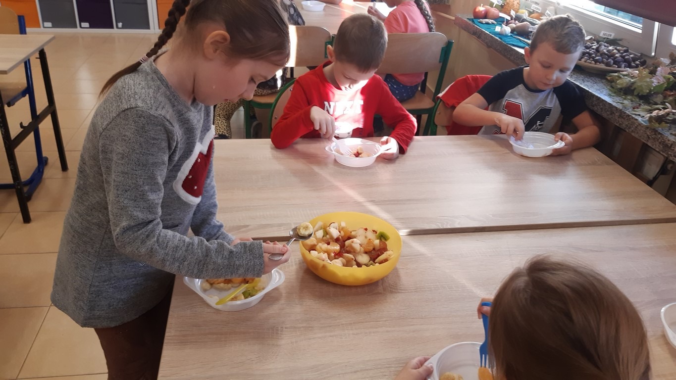 Warsztaty kulinarne z okazji Europejskiego Dnia Odżywiania i Gotowania w klasie Ia - Obrazek 5