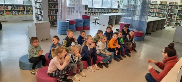 1. Uczniowie oddziału przedszkolnego i klasy 1 podczas pogadanki z panią bibliotekarką.