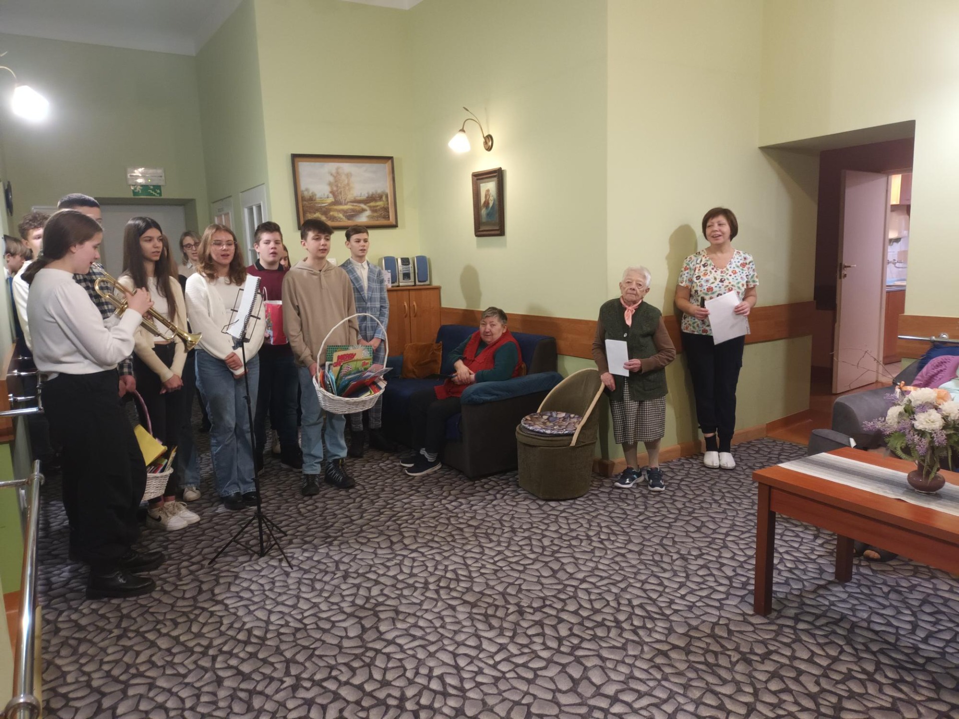 Spotkanie uczniów z seniorami DPS w Kurozwękach