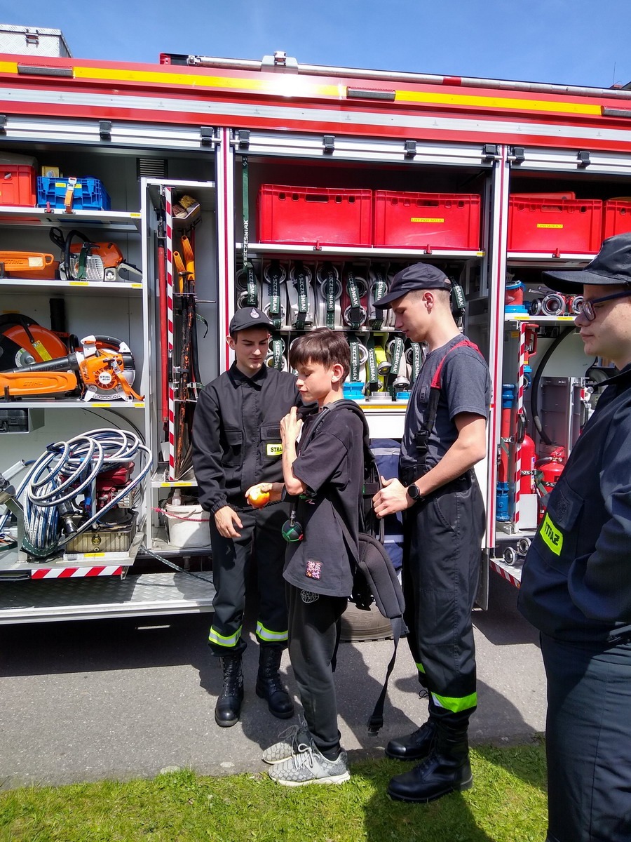 Strażacy prezentują uczniom sprzęt ratowniczo-gaśniczy