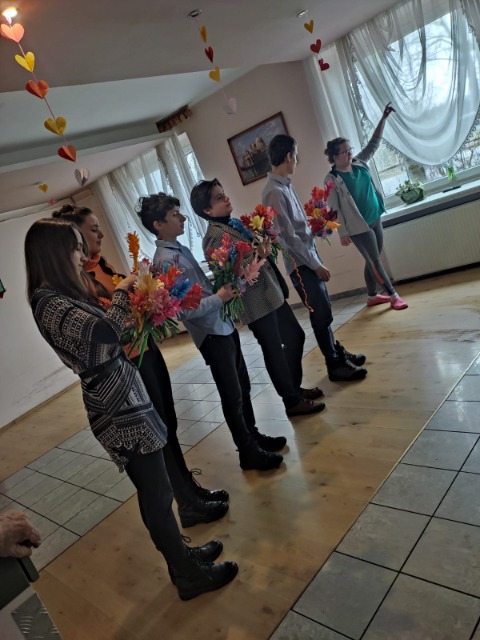 Uczniowie z kwiatami dla Seniorek