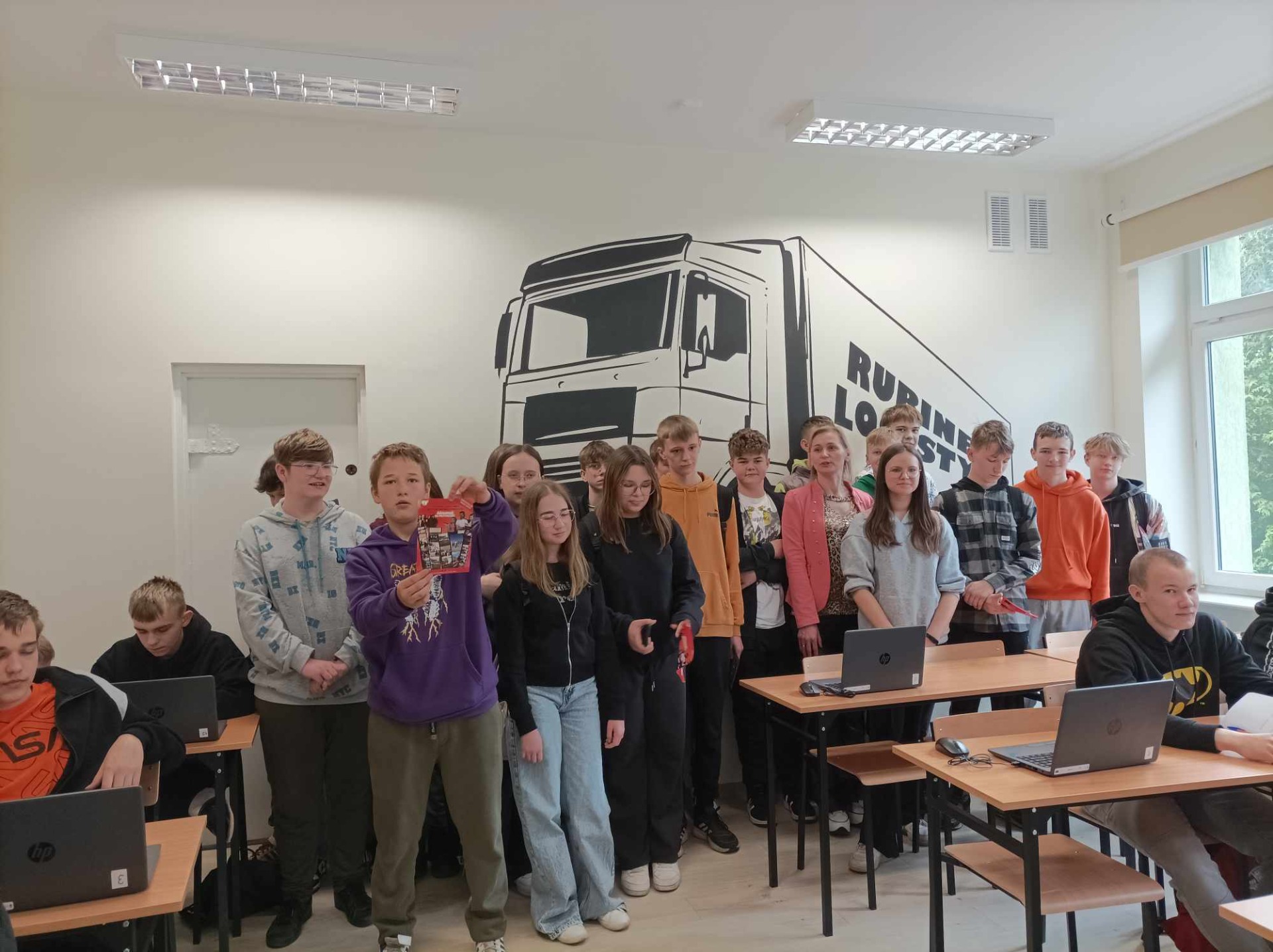 Grupa uczniów zwiedza pracownie w Zespole Szkół nr 1 w Ostrowi Maz.