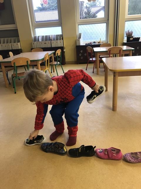 dziecko układa buty