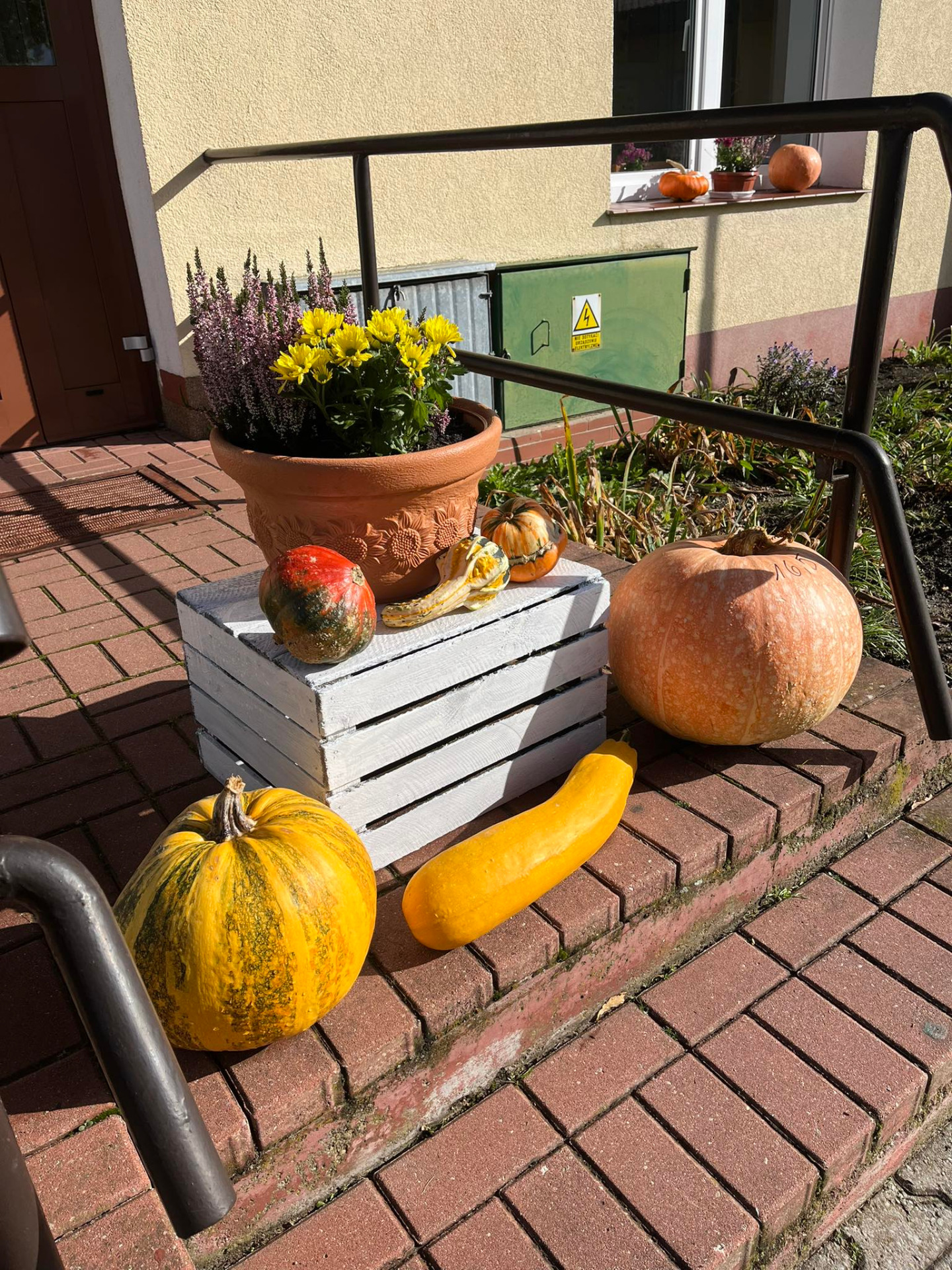 Jesienna dekoracja pod przedszkolem - Obrazek 1