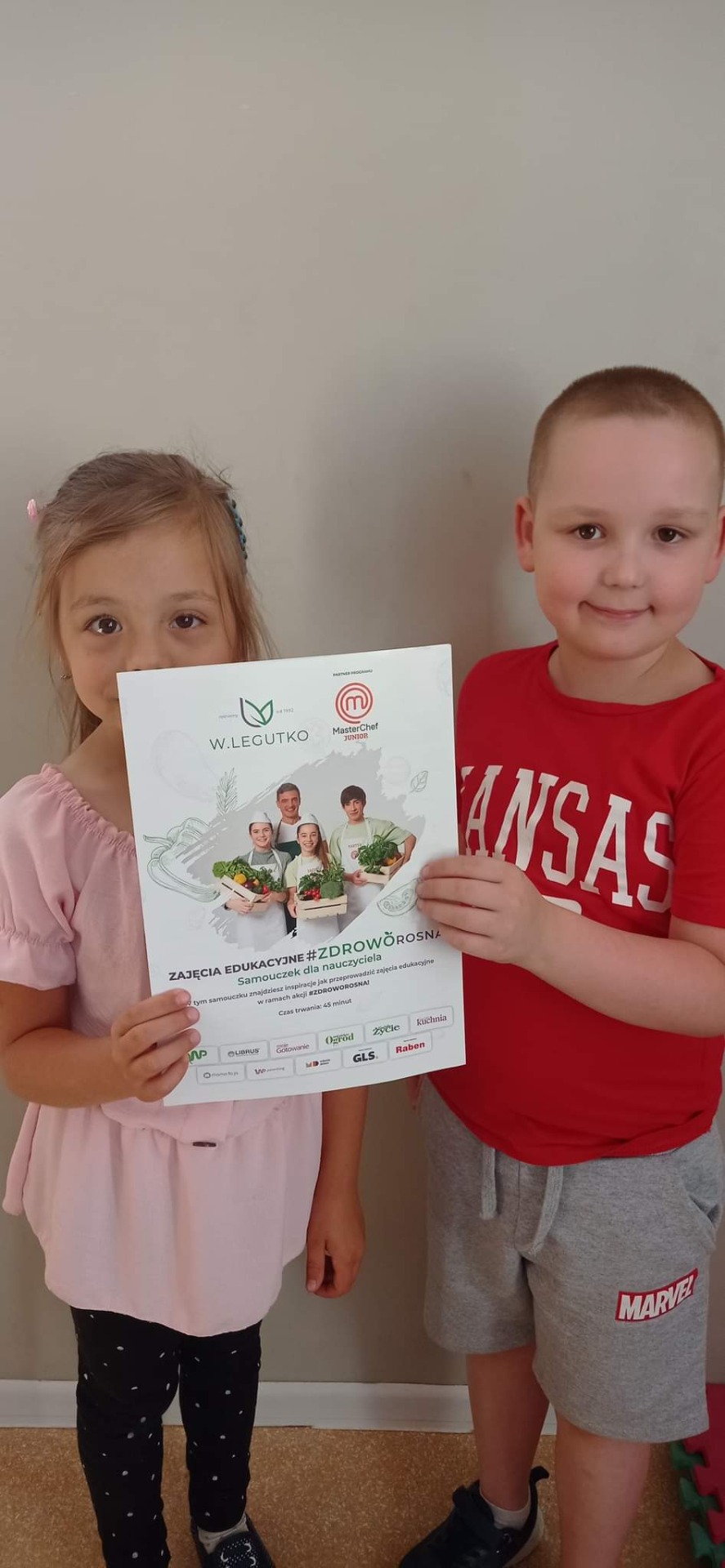 Uczniowie z klasy 1 wzięli udział w ogólnopolskiej akcji edukacyjnej #ZDROWOROSNA🌱🌿 Nasi uczniowie zamienili się w małych ogrodników i zasiali koper. Akcja ma za zadanie pokazać dzieciom jak ważne jest uprawianie własnych warzyw🍅🥒i zdrowe odżywianie🥗. - Obrazek 1