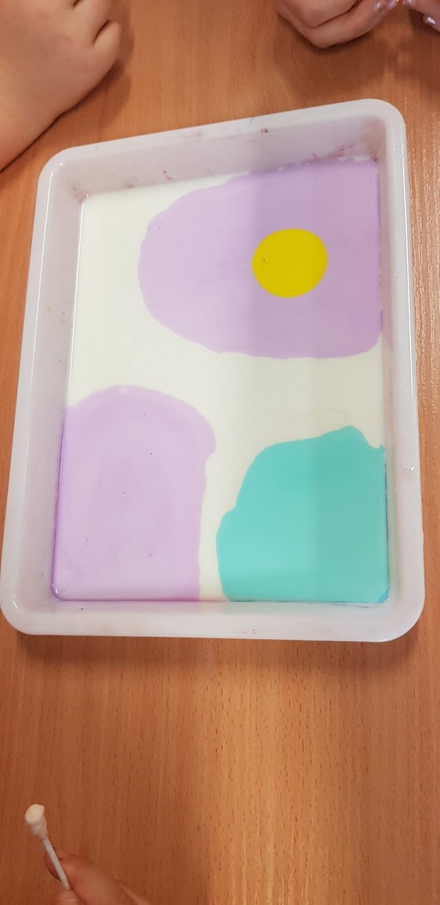 Eksperyment z kolorami - malowanie na mleku! 🎨 - Obrazek 1