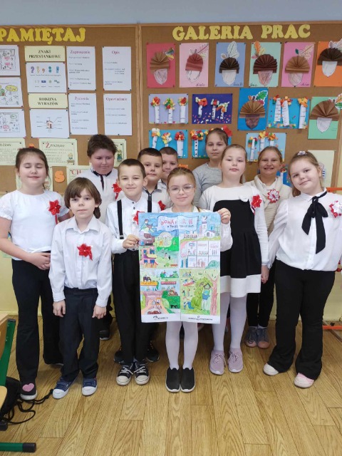 Uczniowie klasy III z wykonanym plakatem w akcji "BphaterON"