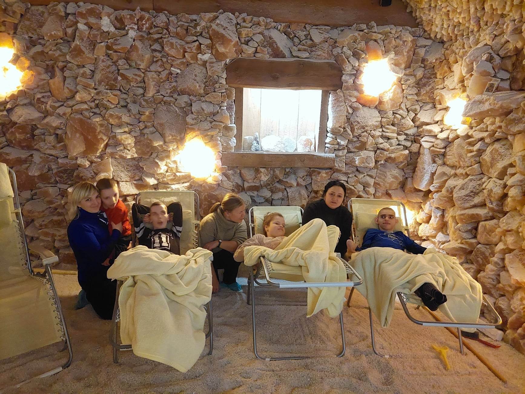 Grupa uczestników wyjazdu podczas relaksacji w Komnacie Solnej.