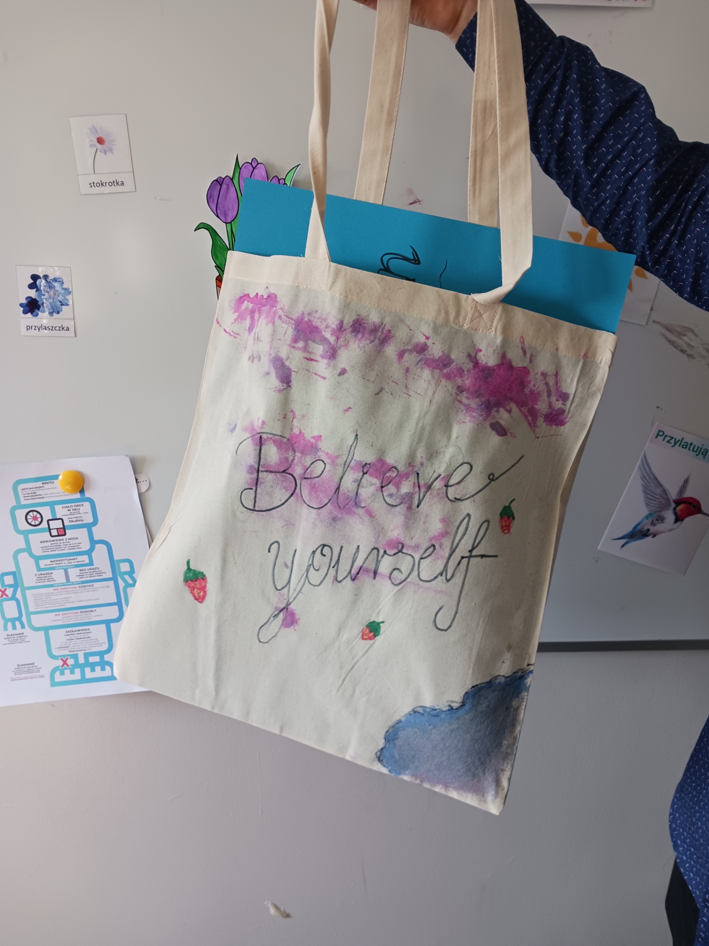 Eko-torby malowane na lekcji plastyki u Pani Iwonki przez Uczniów klasy 6! BRAWO!!! ❤️👏❤️ - Obrazek 4