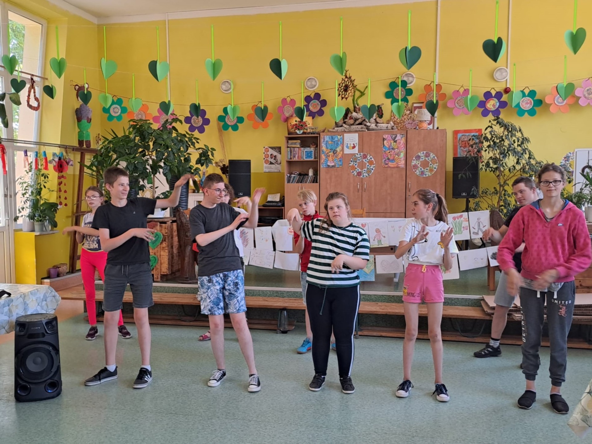 Grupa uczniów ćwicząca układ taneczny.