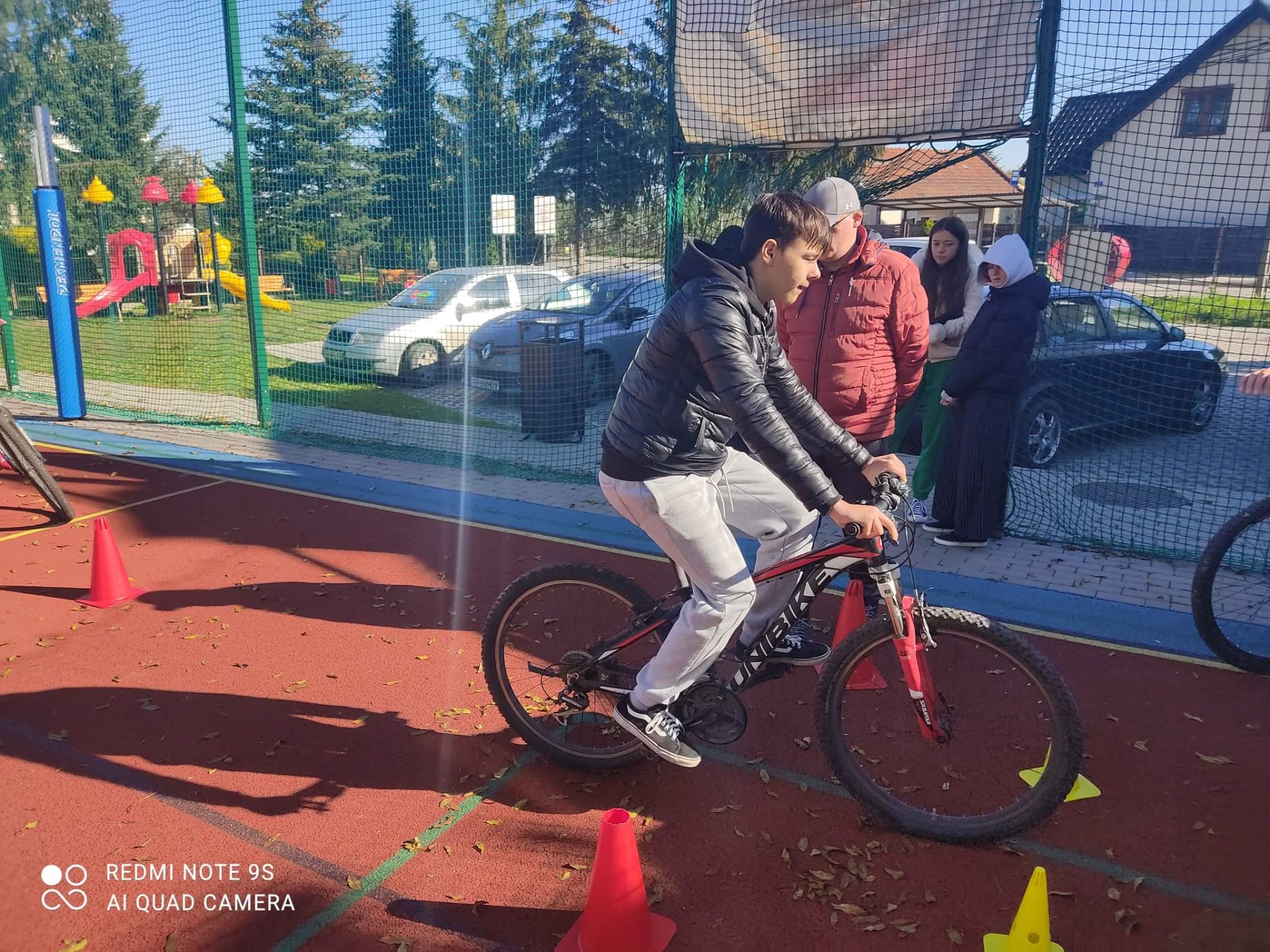 Uczniowie klas 4-8 trenują jazdę na rowerze w ramach akcji "Rowerem do szkoły"🚴‍♂️🚴‍♀️🚴❤️ - Obrazek 5