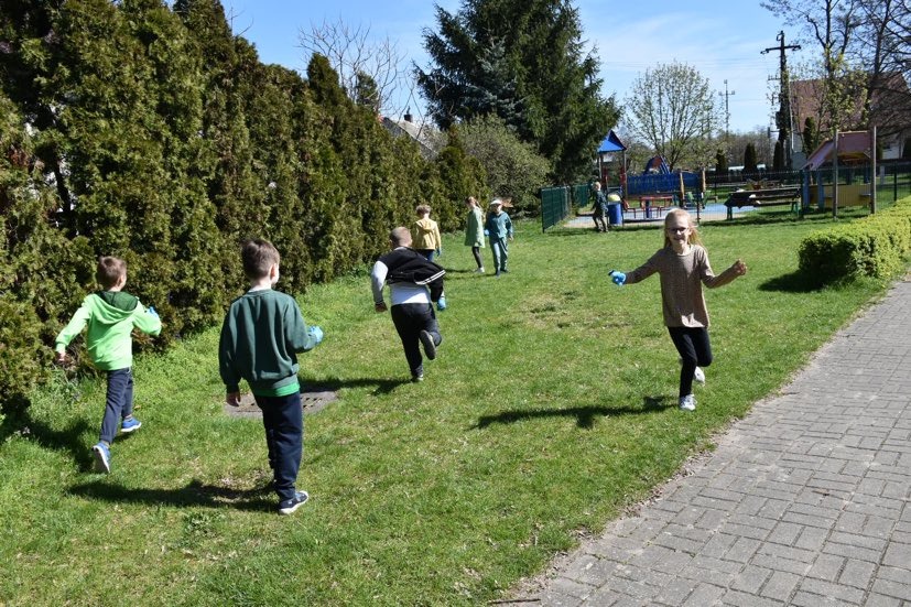 Uczniowie biorą udział w akcji sprzątania Lubotynia
