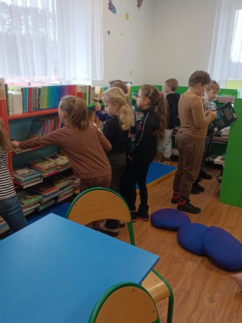 Uczniowie w bibliotece.