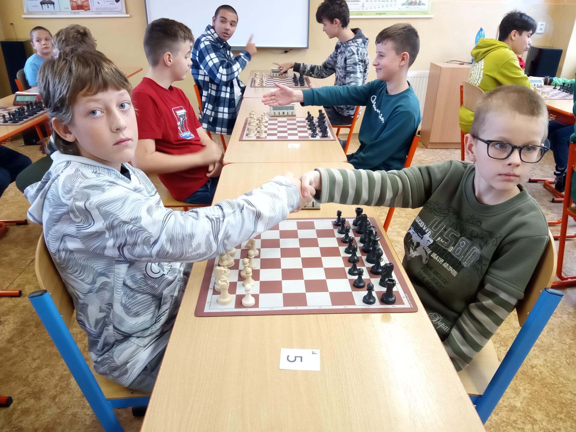 Regionálne majstrovstvá okresu BN a PE v šachu žiakov a žiačok ZŠ - Obrázok 4