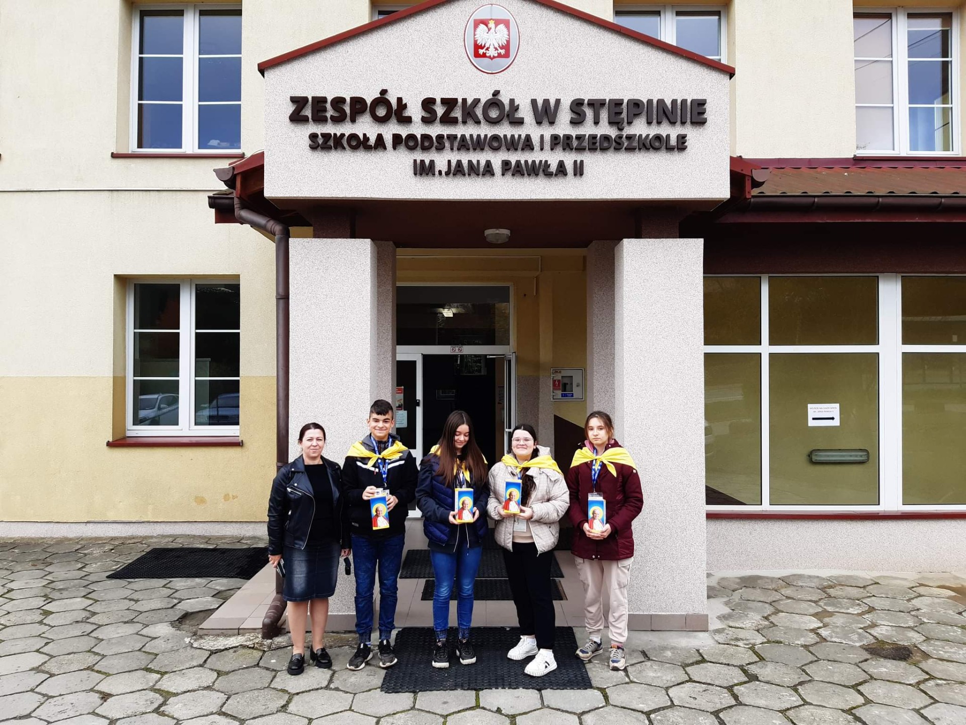 Wolontariusze Fundacji Dzieło Nowego  Tysiąclecia z ZS w Stępinie  dołączyli do kwesty na rzecz potrzebujących - Obrazek 4