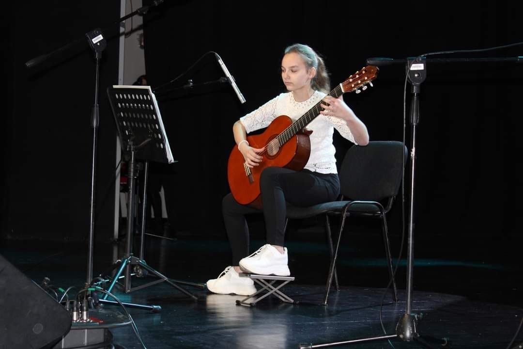 Uczestnik Gminnego Konkursu Mam Talent- gra na gitarze