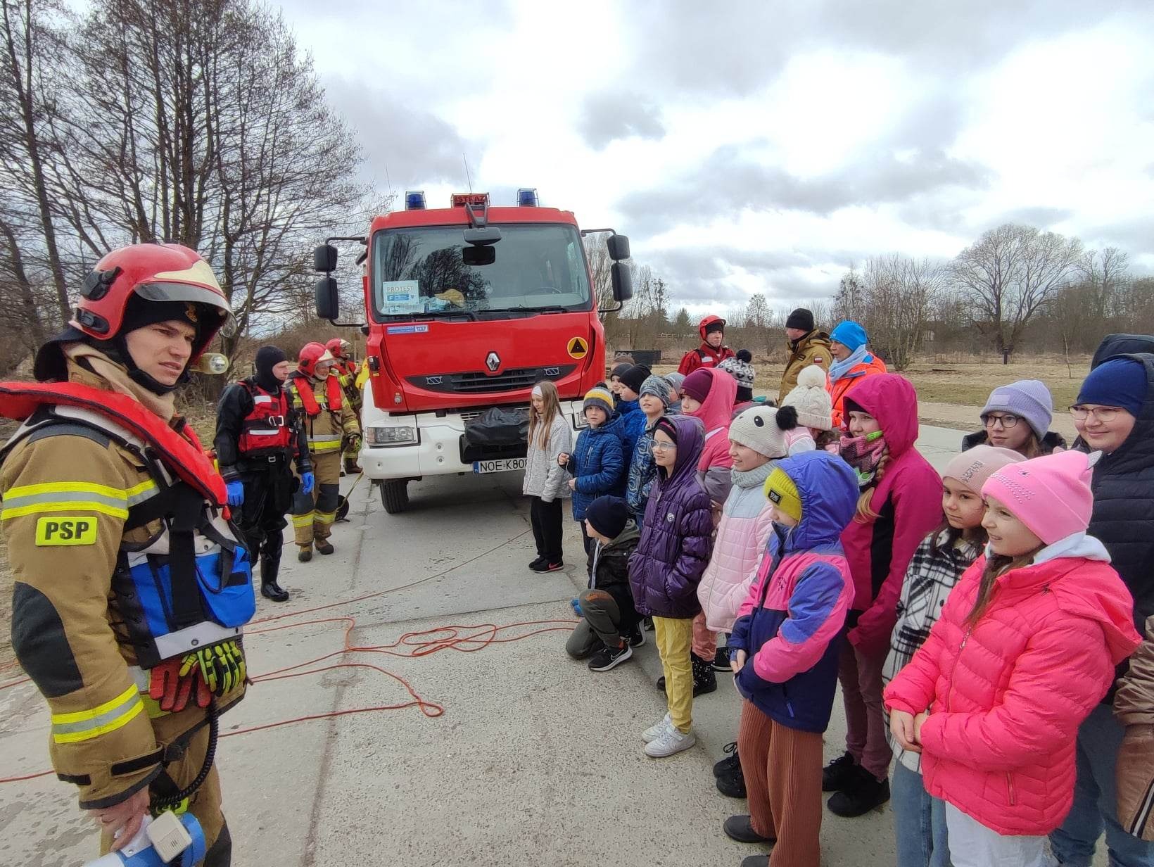 Uczniowie SP Nr 2 im. M. Kopernika w Olecku podczas ćwiczeń ratowniczych prezentowanych przez strażaków PSP nad Jeziorem Olecko Wielkie