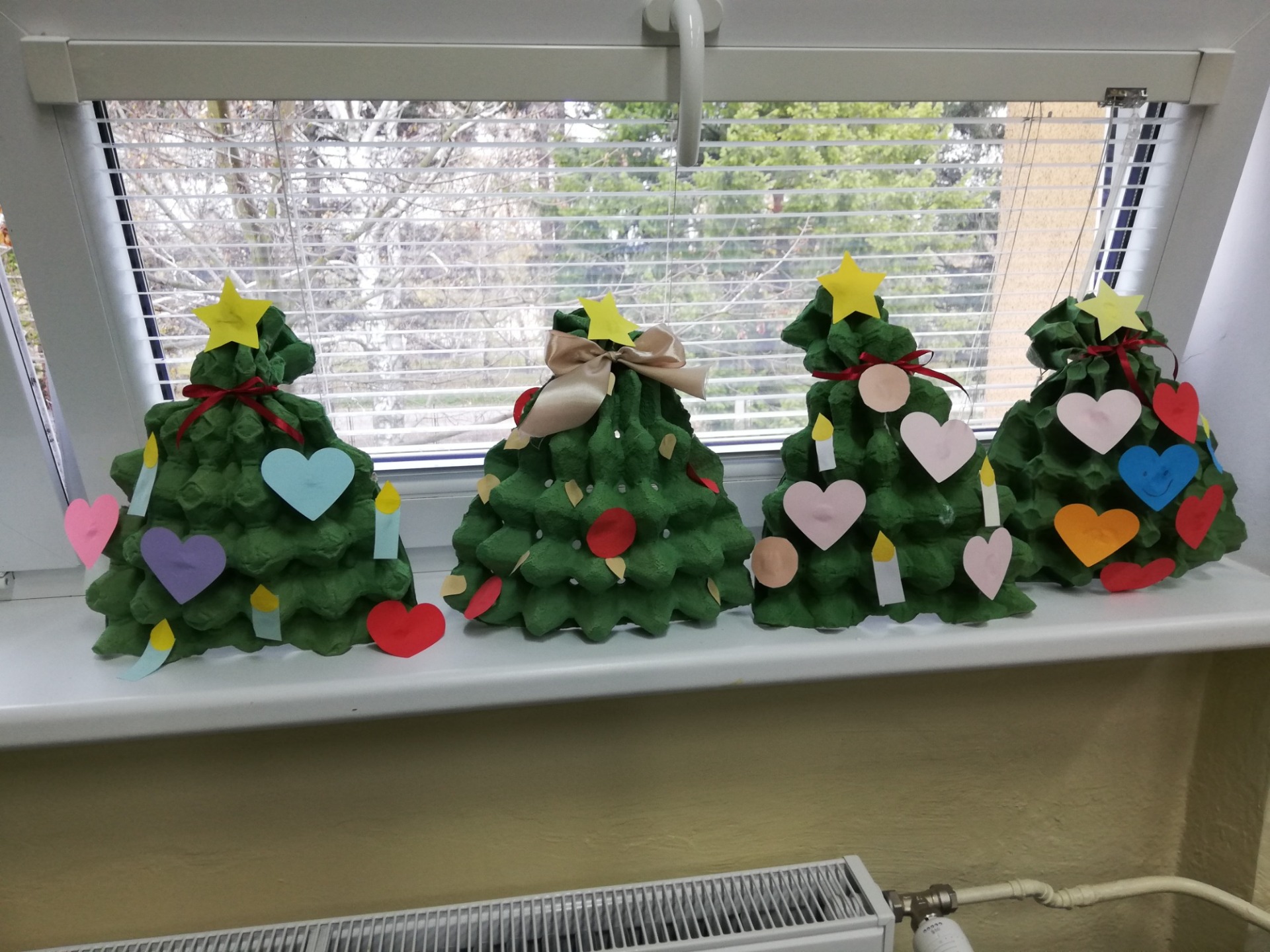 Šiestaci zrecyklovali obaly z vajíčok na krásny vianočný stromček - Obrázok 5