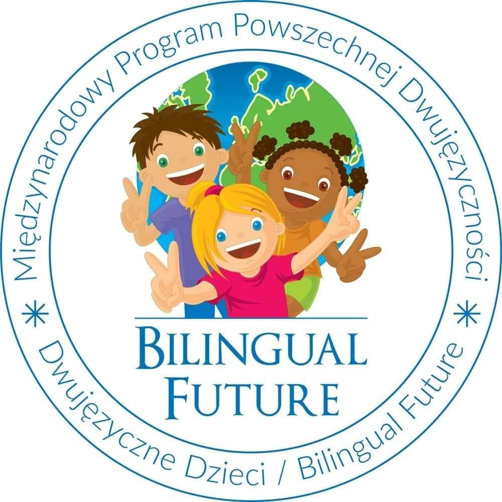 Fotografia przedstawia plakat "Międzynarodowy Program Powszechnej Dwujęzyczności. Dwujęzyczność Dzieci/Bilingual Future". Wewnątrz koła znajduje się troje dzieci, a za nimi mapa świata.