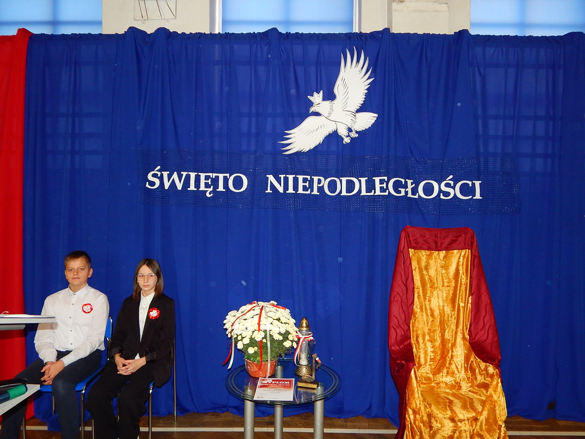 Społeczność Szkoły Podstawowej Nr 2 im. Mikołaja Kopernika w Olecku podczas Akademii z okazji Święta Niepodległości