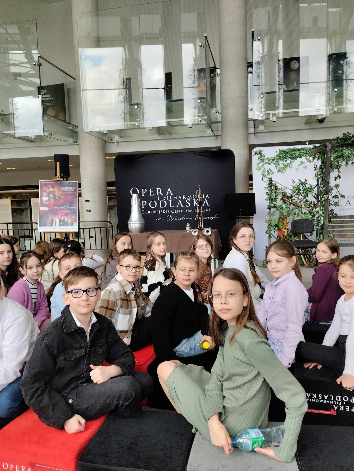 Grupa uczniów zwiedza sale Opery i Filharmonii Podlaskiej.