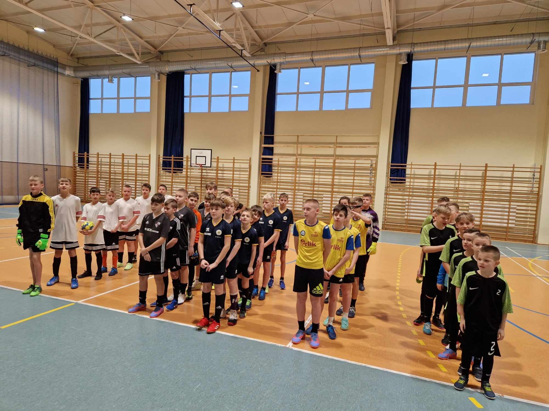 Uczniowie Szkoły Podstawowej Nr 2 im. Mikołaja Kopernika w Olecku podczas Mistrzostwa Powiatu Oleckiego w mini piłce nożnej chłopców. 