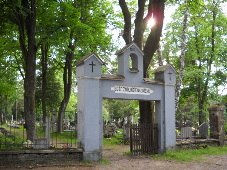 Kwesta na cmentarzu - Obrazek 1