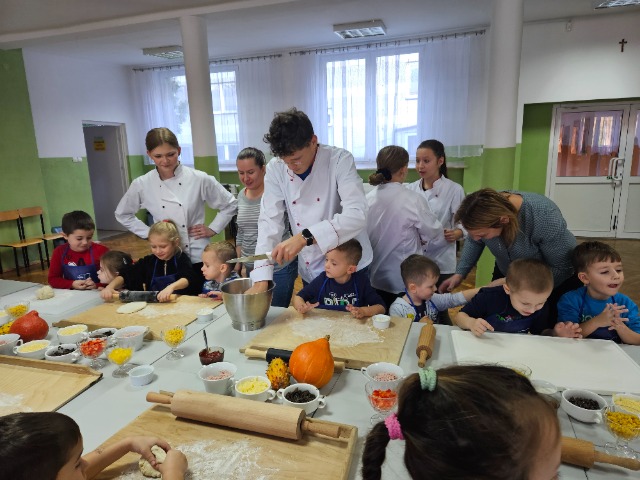 Przedszkolaki na warsztatach kulinarnych w ZSAE w Weryni - Obrazek 2