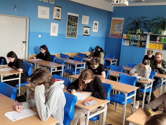 Uczniowie piszący test