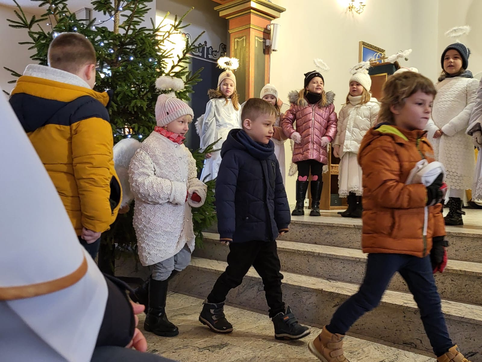 7 stycznia dzieci z klasy 0b wystąpiły z przedstawieniem jasełkowym w kościele we Włókach.🤩🤩🤩🥰 - Obrazek 6