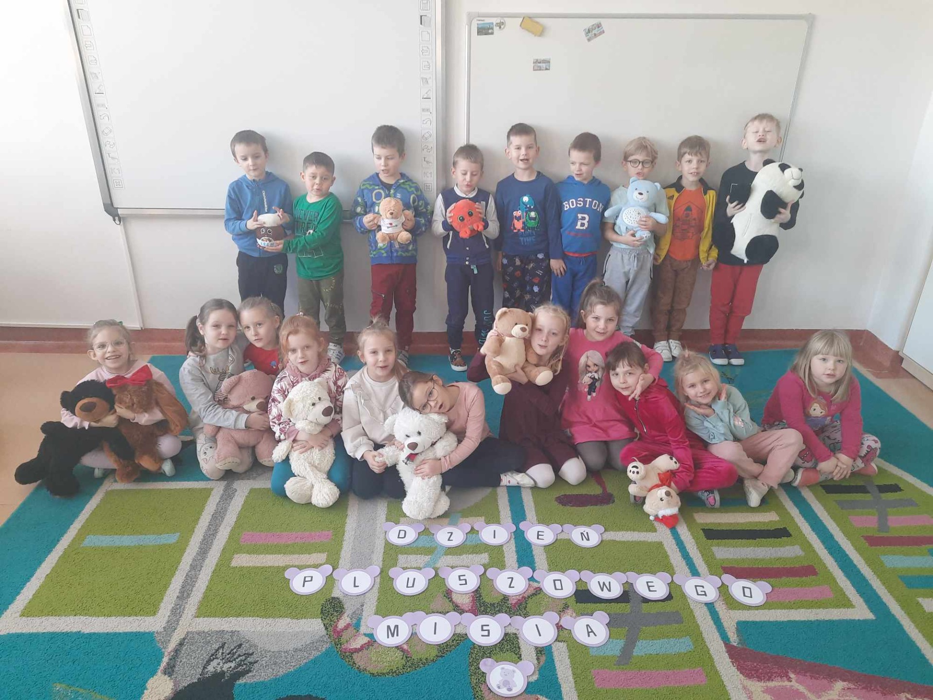 Dzieci z oddziałów przedszkolnych Szkoły Podstawowej Nr 2 im. Mikołaja Kopernika w Olecku z maskotkami w Światowym Dniu Pluszowego Misia
