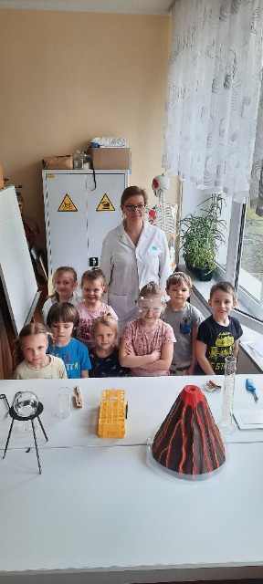 2. Zdjęcie dzieci z oddziału przedszkolnego oraz nauczyciela chemii w laboratorium w SP w Nowym Kawkowie. 