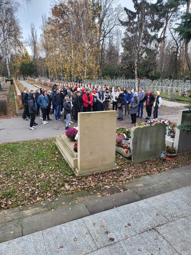 Uczniowie na Cmentarzu Wojskowym na Powązkach