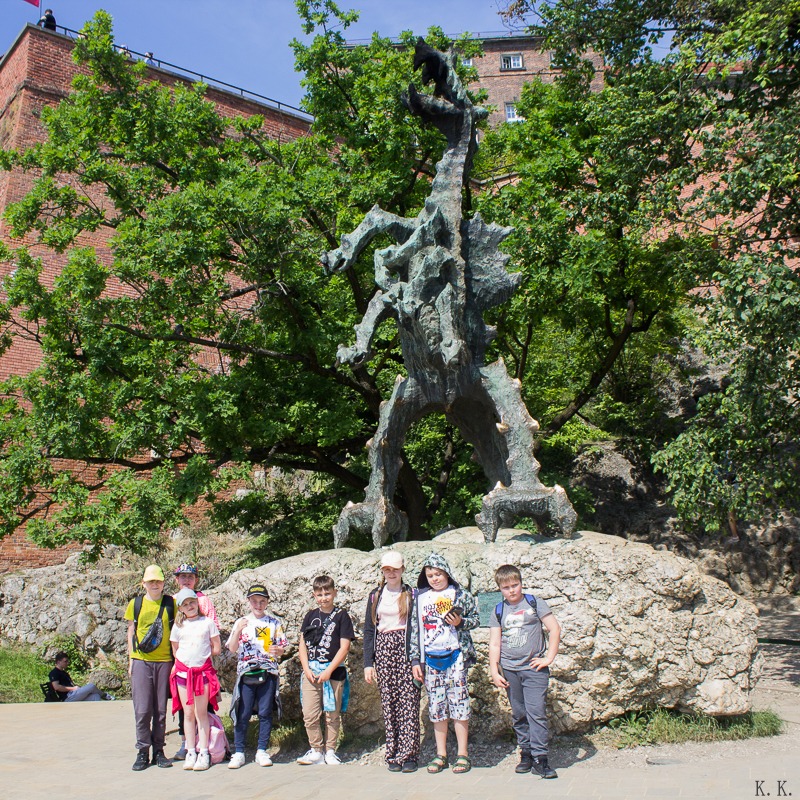 Grupa dzieci przy smoku Wawelskim