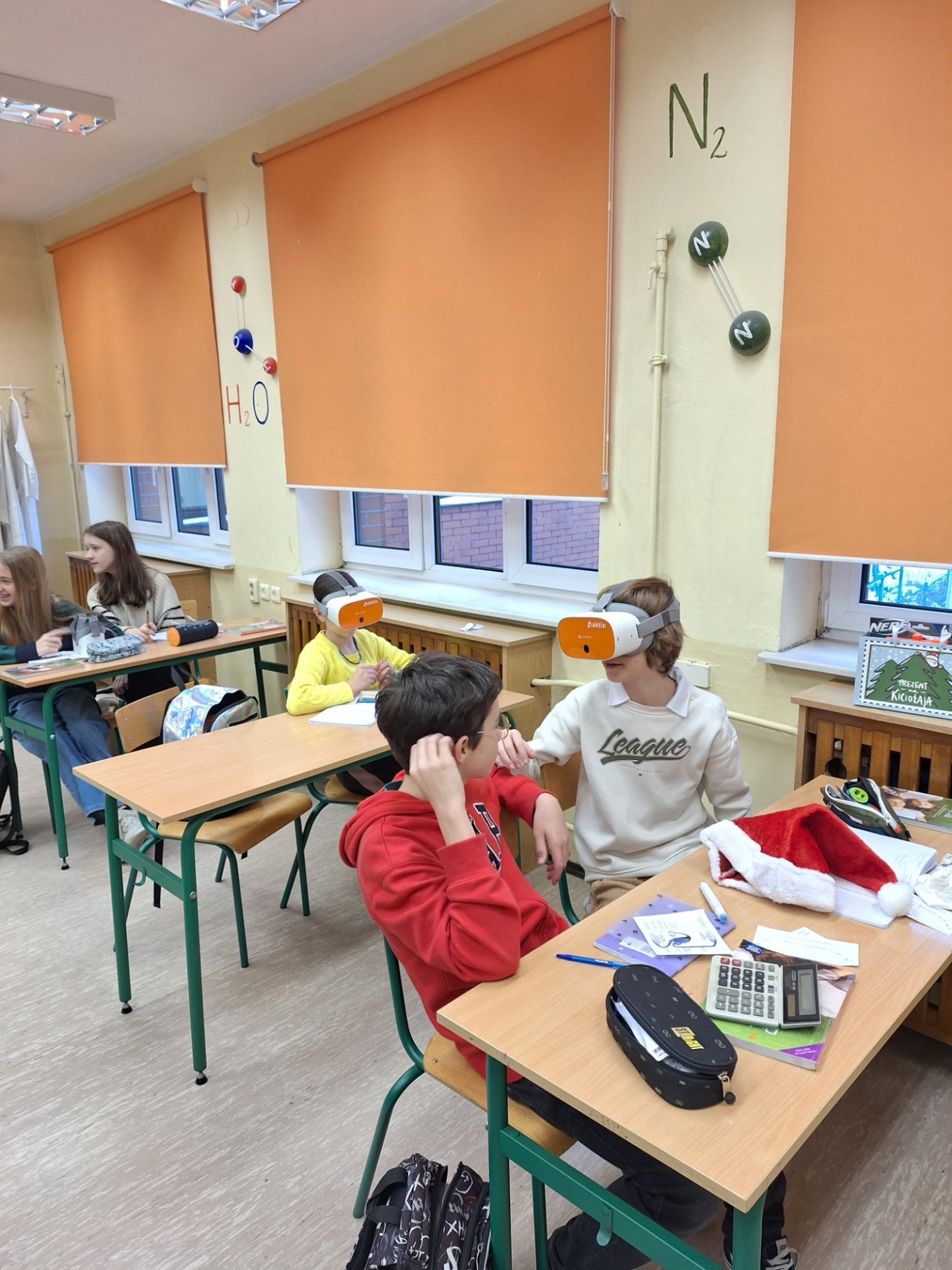 Uczniowie w okularach VR na lekcji przyrody.